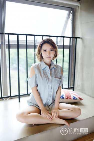 抚摸着坚挺饱满的双乳